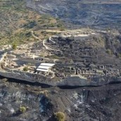 Μυστήριο στις Μυκήνες: Γυμνά καλώδια από παράνομη ρευματοδότηση έβαλαν τη φωτιά;