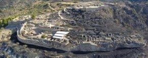 Μυστήριο στις Μυκήνες: Γυμνά καλώδια από παράνομη ρευματοδότηση έβαλαν τη φωτιά;