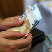 Κατασχέσεις μισθών και συντάξεων με εντολή στις τράπεζες Κατασχέσεις μισθών και συντάξεων με εντολή στις τράπεζες